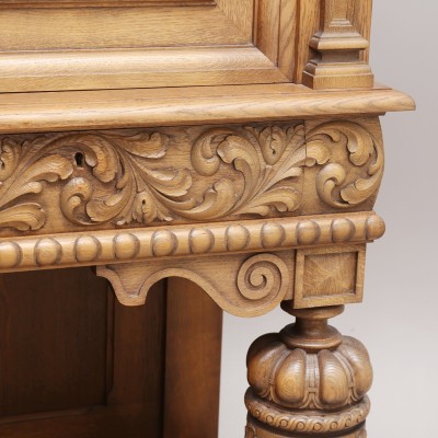 Oak chest of drawers