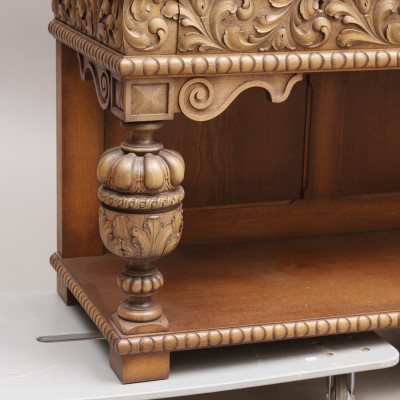Oak chest of drawers
