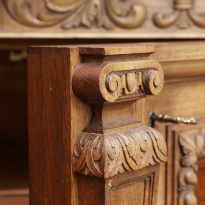 Oak chest of drawers