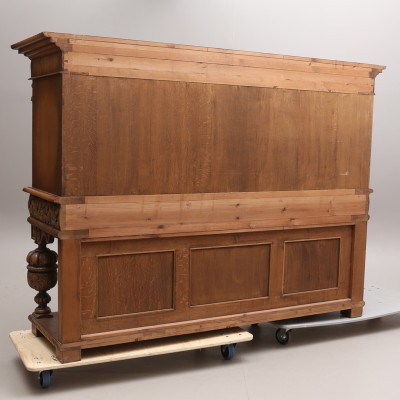 Oak chest of drawers