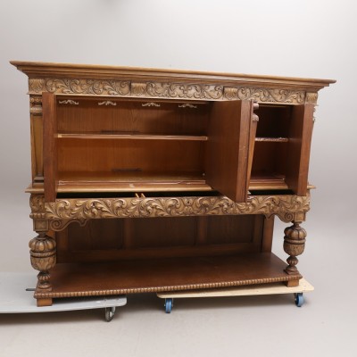 Oak chest of drawers