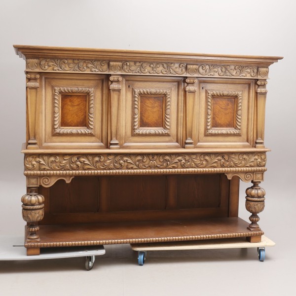 Oak chest of drawers