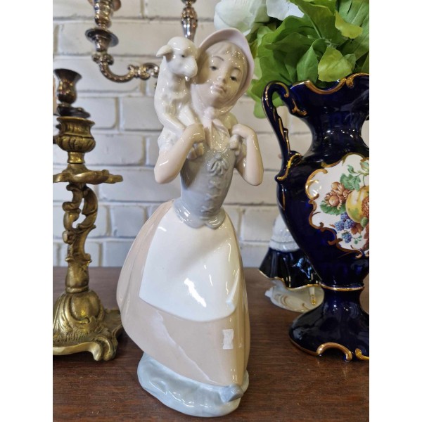 Porcelain statuette (Nao,Istanija)