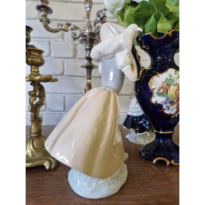 Porcelain statuette (Nao,Istanija)