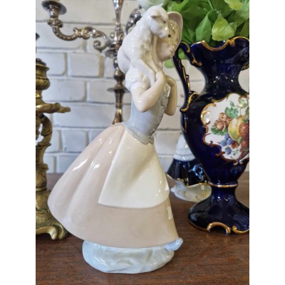 Porcelain statuette (Nao,Istanija)