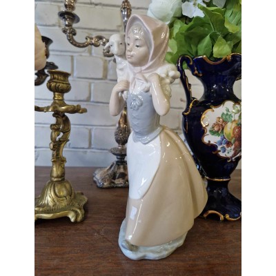 Porcelain statuette (Nao,Istanija)