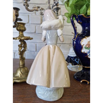 Porcelain statuette (Nao,Istanija)