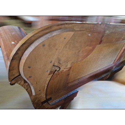 Ampyro stiliaus masyvi sofa