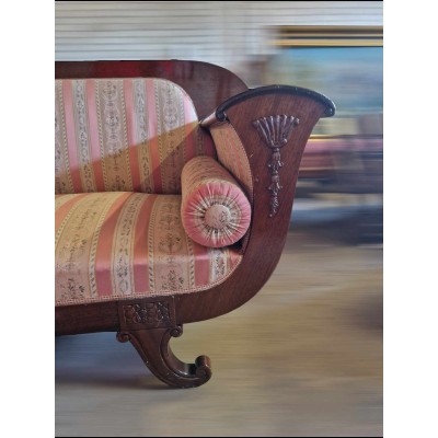 Ampyro stiliaus masyvi sofa
