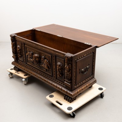 Baroque style chest