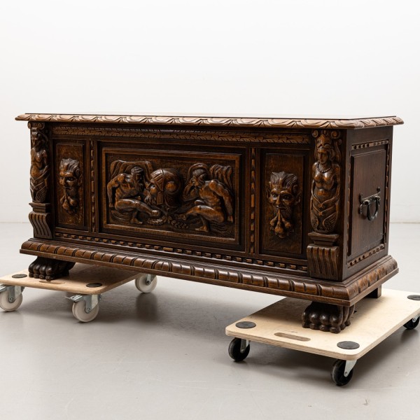 Baroque style chest