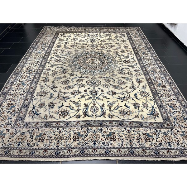 Hand-knotted Persian carpet "Nain" (380cm x 290cm)