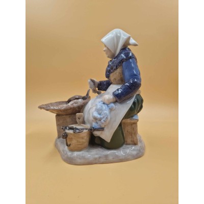Bing & Grondahl  Porcelianinė Figūrėlė "Fisherman's wife No2233