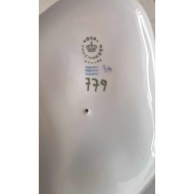 Royal Copenhagen porcelainė figūrėlė No. 779 "Mergaitė su veršeliu"