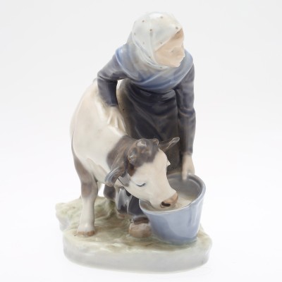Royal Copenhagen porcelainė figūrėlė No. 779 "Mergaitė su veršeliu"