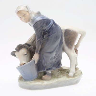 Royal Copenhagen porcelainė figūrėlė No. 779 "Mergaitė su veršeliu"