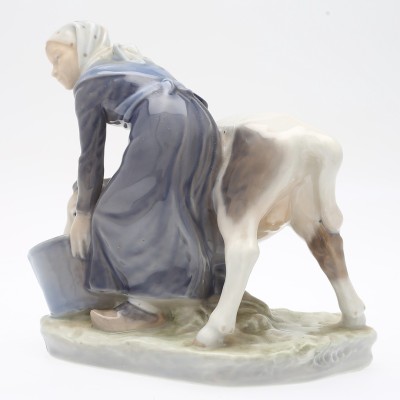 Royal Copenhagen porcelainė figūrėlė No. 779 "Mergaitė su veršeliu"