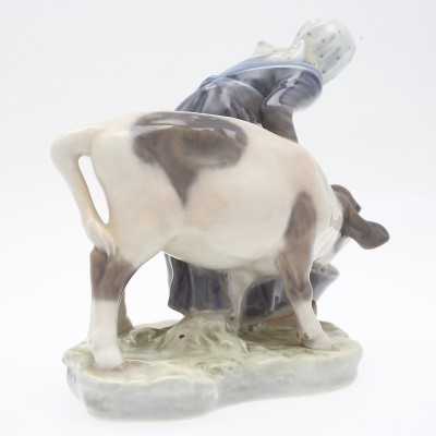 Royal Copenhagen porcelainė figūrėlė No. 779 "Mergaitė su veršeliu"