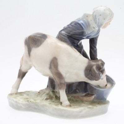 Royal Copenhagen porcelainė figūrėlė No. 779 "Mergaitė su veršeliu"