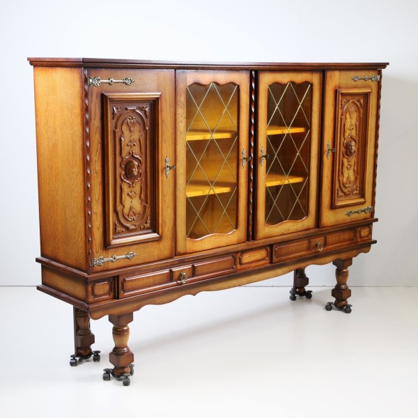 Showcase/chest of drawers/cabinet