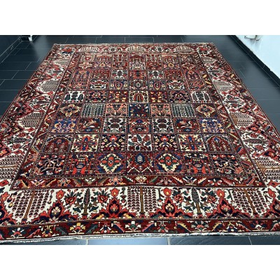 Hand-knotted Fields Bakhtiar Persian rug