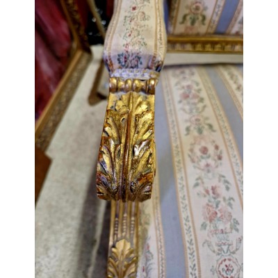 Prancūziško stiliaus saloninis komplektas – dvivietė sofa ir dvi kėdės.