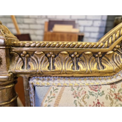 Prancūziško stiliaus saloninis komplektas – dvivietė sofa ir dvi kėdės.