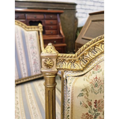 Prancūziško stiliaus saloninis komplektas – dvivietė sofa ir dvi kėdės.