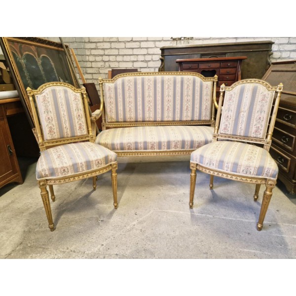 Prancūziško stiliaus saloninis komplektas – dvivietė sofa ir dvi kėdės.