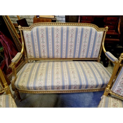 Prancūziško stiliaus saloninis komplektas – dvivietė sofa ir dvi kėdės.