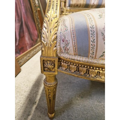 Prancūziško stiliaus saloninis komplektas – dvivietė sofa ir dvi kėdės.