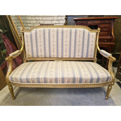 Prancūziško stiliaus saloninis komplektas – dvivietė sofa ir dvi kėdės.