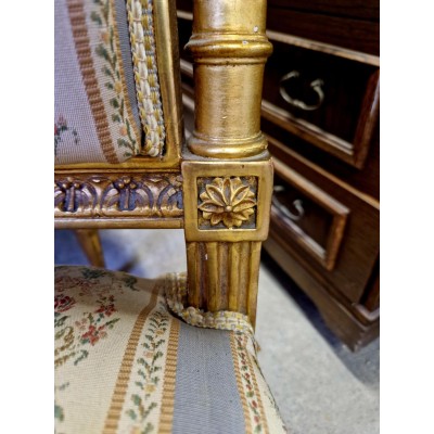 Prancūziško stiliaus saloninis komplektas – dvivietė sofa ir dvi kėdės.