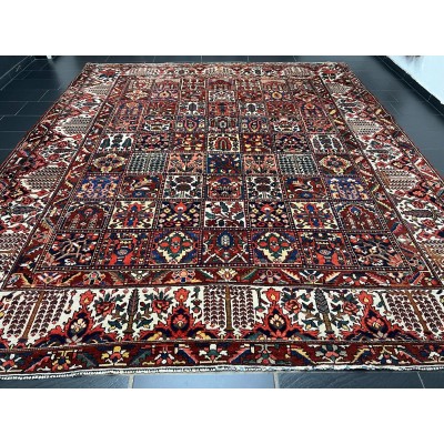 Hand-knotted Fields Bakhtiar Persian rug
