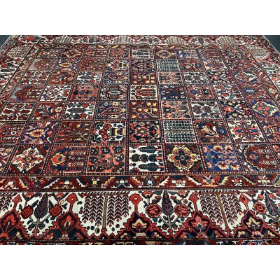 Hand-knotted Fields Bakhtiar Persian rug