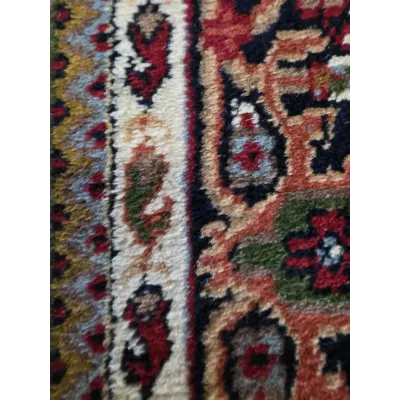 Rankomis rištas Tabriz rašto kilimas.