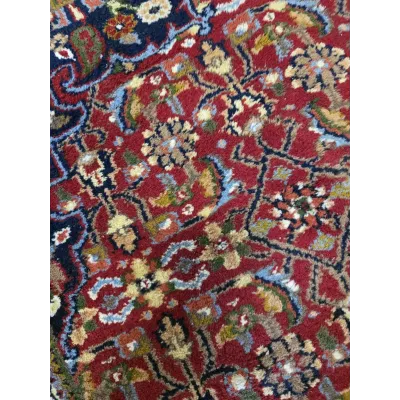 Rankomis rištas Tabriz rašto kilimas.