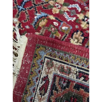 Rankomis rištas Tabriz rašto kilimas.