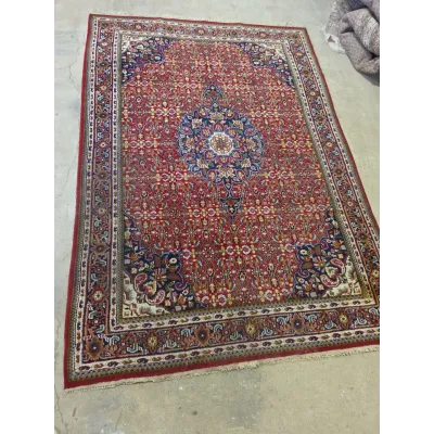 Rankomis rištas Tabriz rašto kilimas.