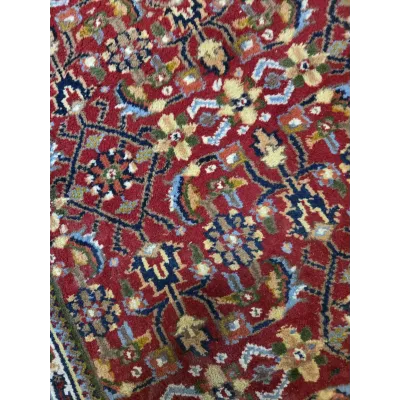 Rankomis rištas Tabriz rašto kilimas.