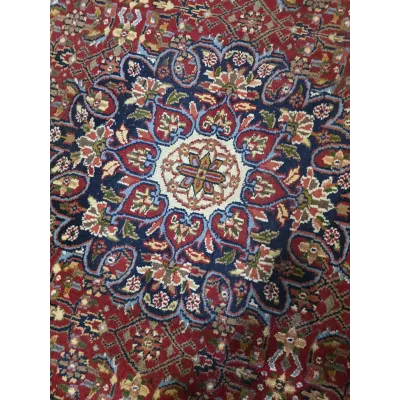 Rankomis rištas Tabriz rašto kilimas.