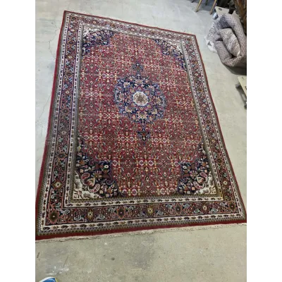 Rankomis rištas Tabriz rašto kilimas.