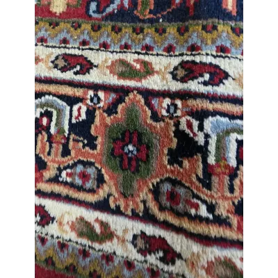 Rankomis rištas Tabriz rašto kilimas.