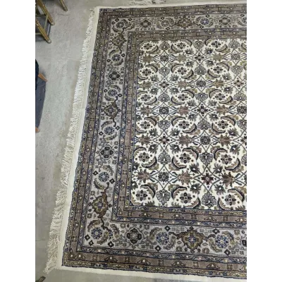 Didelis rankų darbo „Tabriz“ stiliaus vilnonis kilimas, 295 × 198 cm.