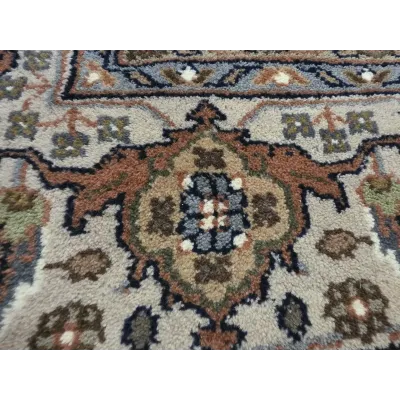 Didelis rankų darbo „Tabriz“ stiliaus vilnonis kilimas, 295 × 198 cm.