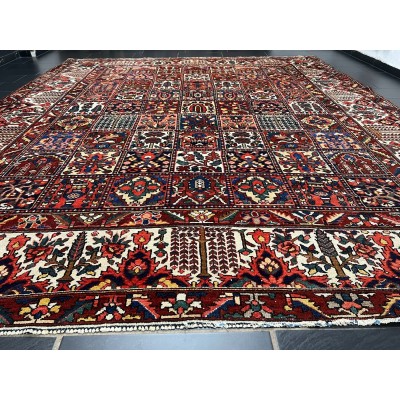 Hand-knotted Fields Bakhtiar Persian rug