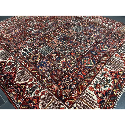 Hand-knotted Fields Bakhtiar Persian rug
