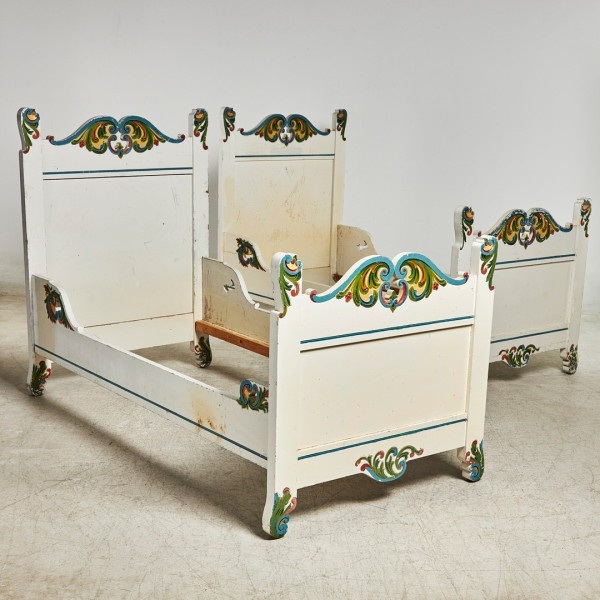 Antique bed