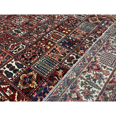 Hand-knotted Fields Bakhtiar Persian rug