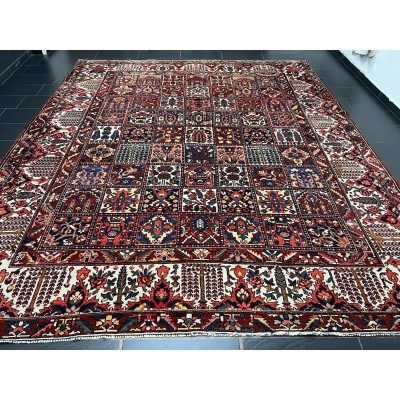 Hand-knotted Fields Bakhtiar Persian rug
